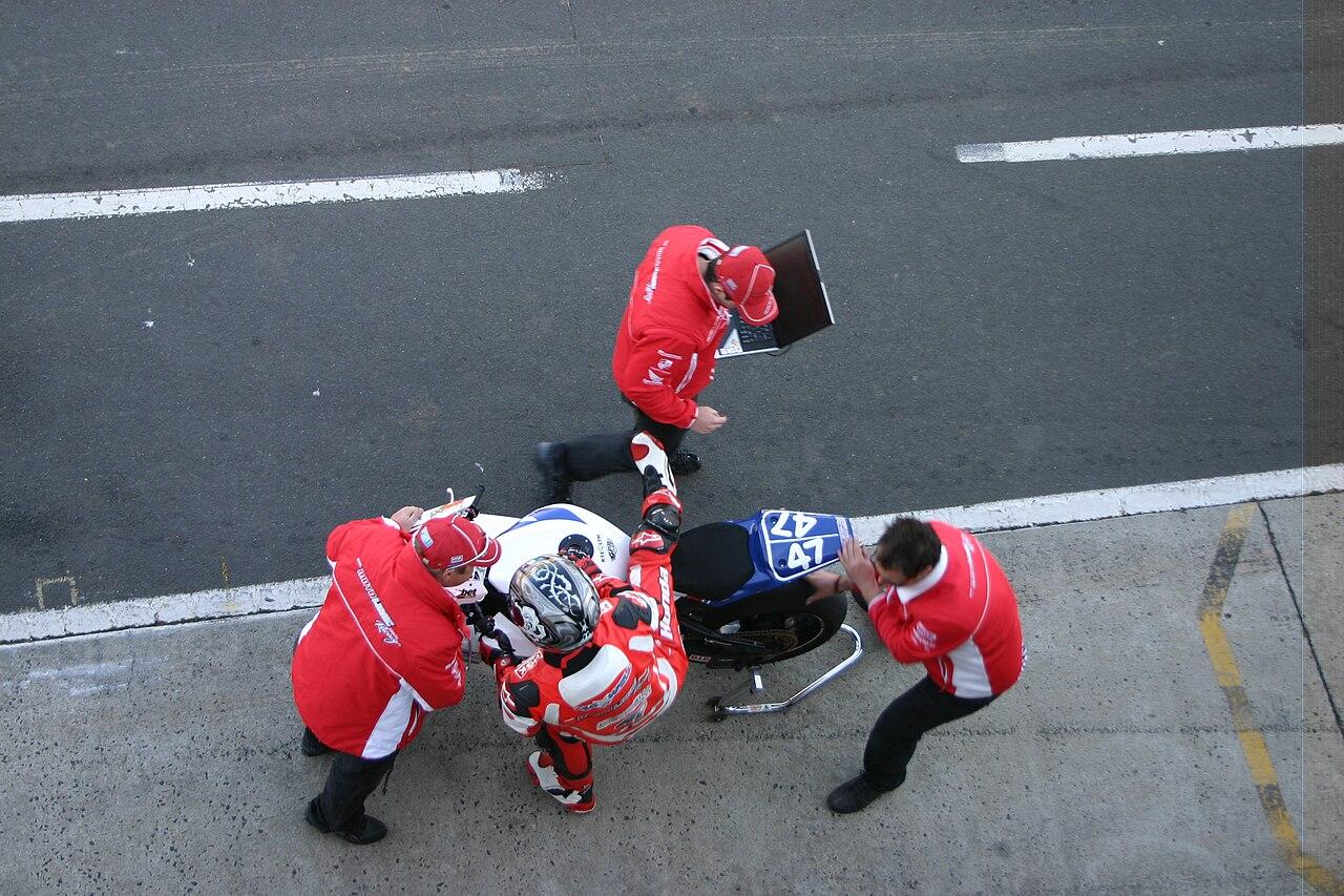 MotoGP人物：一位顶尖选手的进阶之路（球迷文化视角）
